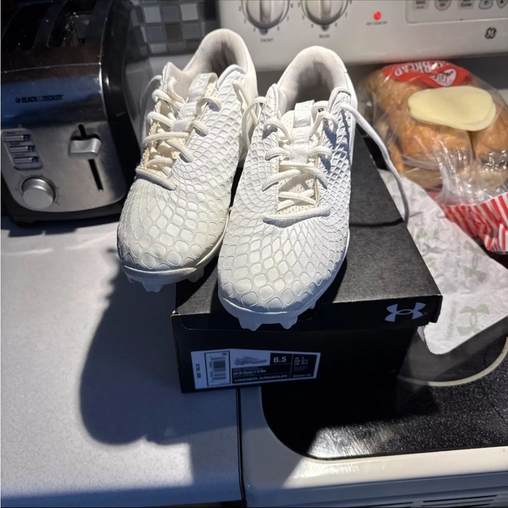 UNDER ARMOUR WOMAN'S WOMENS SOFTBALL CLEATS UA GLYDE 2.0 RM SIZE 6.5 NEW IN BOX